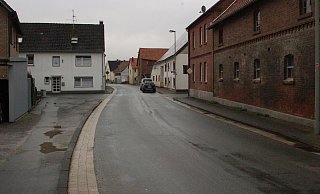An der Kirchstraße (Foto) und an der Bornstraße in Hembsen soll es künftig mehr Grün geben. Die Fahrbahnen werden schmaler. Vermutlich nach den Sommerferien werden hier die Bauarbeiten beginnen. - Mathias Brüggemann An der Kirchstraße (Foto) und an der Bornstraße in Hembsen soll es künftig mehr Grün geben. Die Fahrbahnen werden schmaler. Vermutlich nach den Sommerferien werden hier die Bauarbeiten beginnen. - Mathias Brüggemann