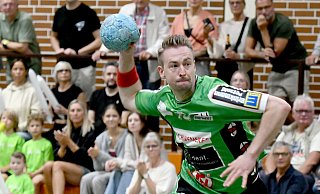 Überragend: Mennighüffens Linksaußen Simon Harre schließt in dieser Szene vom Heimspiel gegen Brake erfolgreich einen Tempogegenstoß ab. Am Ende kommt er auf elf Feldtore. - Jürgen Krüger Überragend: Mennighüffens Linksaußen Simon Harre schließt in dieser Szene vom Heimspiel gegen Brake erfolgreich einen Tempogegenstoß ab. Am Ende kommt er auf elf Feldtore. - Jürgen Krüger