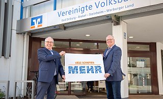 Vorstandsvorsitzender Paul Löneke (l.) und Frank Golüke, Leiter Privatkundenbetreuung, werben für das neue Crowdfunding-Projekt der Vereinigten Volksbank für Vereine. - Vereinigte Volksbank Vorstandsvorsitzender Paul Löneke (l.) und Frank Golüke, Leiter Privatkundenbetreuung, werben für das neue Crowdfunding-Projekt der Vereinigten Volksbank für Vereine. - Vereinigte Volksbank