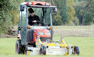 Auf acht Zentimeter genau: Radar-Archäologin Tanja Trausmuth scannt den Boden ab. - Burkhard Battran Auf acht Zentimeter genau: Radar-Archäologin Tanja Trausmuth scannt den Boden ab. - Burkhard Battran