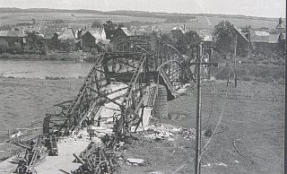 Am 7. April 1945 ist die Brücke in Beverungen von Wehrmachtssoldaten gesprengt worden. Nur einen Tag später eroberten die US-Sodaten nach heftigen Kampfhandlungen trotzdem die andere Weserseite in Lauenförde und errrichteten eine Pontonbrücke. Der Vormarsch des US-Streitkräfte war somit gerade einmal 48 Stunden gestoppt worden. Fast 40 Menschen aber in diesen zwei Tagen aber ihr Leben. - Repro: Torsten Wegener Am 7. April 1945 ist die Brücke in Beverungen von Wehrmachtssoldaten gesprengt worden. Nur einen Tag später eroberten die US-Sodaten nach heftigen Kampfhandlungen trotzdem die andere Weserseite in Lauenförde und errrichteten eine Pontonbrücke. Der Vormarsch des US-Streitkräfte war somit gerade einmal 48 Stunden gestoppt worden. Fast 40 Menschen aber in diesen zwei Tagen aber ihr Leben. - Repro: Torsten Wegener