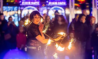 Feuerkünstlerin Nicole am Eröffnungstag beim Weihnachtsmarkt «Winterzauber» in Berlin-Lichtenberg. - Christoph Soeder/dpa Feuerkünstlerin Nicole am Eröffnungstag beim Weihnachtsmarkt «Winterzauber» in Berlin-Lichtenberg. - Christoph Soeder/dpa