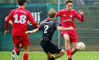 Finn Jaranowsky (r.) und Tim Seifeld (l.) unterlagen mit der A-Jugend des VfL Theesen dem Delbrücker SC. - az Finn Jaranowsky (r.) und Tim Seifeld (l.) unterlagen mit der A-Jugend des VfL Theesen dem Delbrücker SC. - az