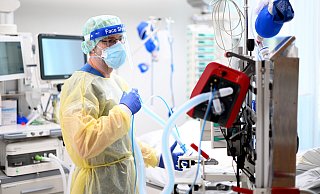 Ralf Berning ist Intensivpfleger im Evangelischen Klinikum Bethel. Zu viele Ungeimpfte, Personalmangel, abgebaute Intensivbetten, fehlende Handlungsbereitschaft in der Politik – all das macht ihm Angst. - Mario Haase Ralf Berning ist Intensivpfleger im Evangelischen Klinikum Bethel. Zu viele Ungeimpfte, Personalmangel, abgebaute Intensivbetten, fehlende Handlungsbereitschaft in der Politik – all das macht ihm Angst. - Mario Haase