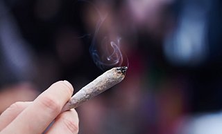 Eine Frau hält einen Joint in der Hand: Cannabis wird von der Liste der verbotenen Substanzen gestrichen. - Annette Riedl/dpa Eine Frau hält einen Joint in der Hand: Cannabis wird von der Liste der verbotenen Substanzen gestrichen. - Annette Riedl/dpa