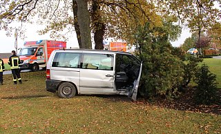 Der 47-jährige Fahrer und sein 13-jähriger Beifahrer aus dem DB Vito wurden verletzt ins Krankenhaus gebracht. - Polizei Minden-Lübbecke Der 47-jährige Fahrer und sein 13-jähriger Beifahrer aus dem DB Vito wurden verletzt ins Krankenhaus gebracht. - Polizei Minden-Lübbecke