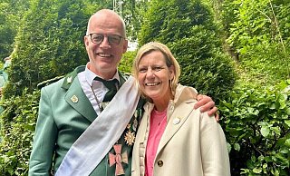 In Weine regiert nun Schützenkönig Stefan Schlüter mit seiner Frau Katrin. - Johannes Büttner In Weine regiert nun Schützenkönig Stefan Schlüter mit seiner Frau Katrin. - Johannes Büttner