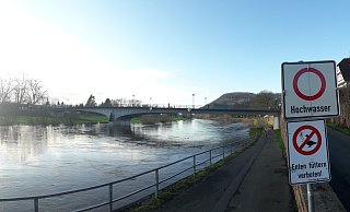 Ein Bild aus dem Jahr 2020: Schilder warnen in Höxter vor dem Hochwasser. Der Radweg unter der Weserbrücke war nicht mehr passierbar. Inzwischen ist hier überall Baustelle. - David Schellenberg Ein Bild aus dem Jahr 2020: Schilder warnen in Höxter vor dem Hochwasser. Der Radweg unter der Weserbrücke war nicht mehr passierbar. Inzwischen ist hier überall Baustelle. - David Schellenberg