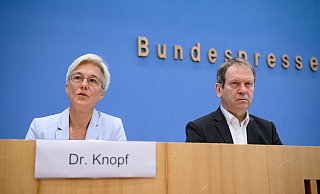 Attestieren dem Klimakurs der Bundesregierung große Lücken: Hans-Martin Henning (r), Vorsitzender und Brigitte Knopf, stellvertretende Vorsitzende vom Expertenrat für Klimafragen. - Bernd von Jutrczenka/dpa Attestieren dem Klimakurs der Bundesregierung große Lücken: Hans-Martin Henning (r), Vorsitzender und Brigitte Knopf, stellvertretende Vorsitzende vom Expertenrat für Klimafragen. - Bernd von Jutrczenka/dpa