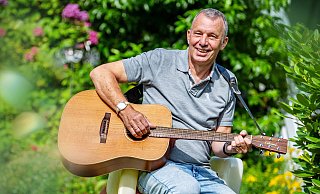 Ende August wird Lars Prüßner in den Ruhestand verabschiedet. Er freut sich schon darauf, mehr Zeit mit seiner Gitarre verbringen zu können. - Barbara Franke Ende August wird Lars Prüßner in den Ruhestand verabschiedet. Er freut sich schon darauf, mehr Zeit mit seiner Gitarre verbringen zu können. - Barbara Franke