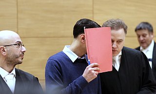 Der 19-jährige Angeklagte soll Philipos Tsanis so verletzt haben, dass der 20-Jährige an den Folgen starb. Er sitzt seit Juni 2024 in Untersuchungshaft. - Alex Lehn Der 19-jährige Angeklagte soll Philipos Tsanis so verletzt haben, dass der 20-Jährige an den Folgen starb. Er sitzt seit Juni 2024 in Untersuchungshaft. - Alex Lehn