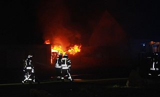 Die Feuerwehrleute konnten den Brand schnell löschen. - Polizei Höxter Die Feuerwehrleute konnten den Brand schnell löschen. - Polizei Höxter