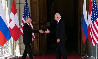 Der russische Präsident Wladimir Putin (l) und US-Präsident Joe Biden schütteln sich die Hände bei ihrem jüngsten Treffen in der 'Villa la Grange' in Genf. - Foto: Alexander Zemlianichenko/AP Pool/dpa Der russische Präsident Wladimir Putin (l) und US-Präsident Joe Biden schütteln sich die Hände bei ihrem jüngsten Treffen in der 'Villa la Grange' in Genf. - Foto: Alexander Zemlianichenko/AP Pool/dpa
