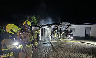 Die Feuerwehr hat in der Nacht zu Sonntag ein brennendes Carport in der Wilhelmstraße gelöscht. - Feuerwehr Bad Oeynhausen Die Feuerwehr hat in der Nacht zu Sonntag ein brennendes Carport in der Wilhelmstraße gelöscht. - Feuerwehr Bad Oeynhausen