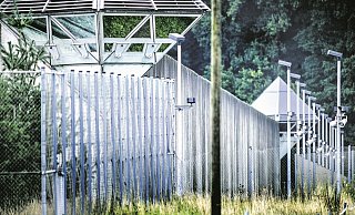 Die Haftanstalt verfügt ursprünglich über runde Mauerabschlüsse. Als 1979 bis 1982 die Terroristenabteilung (heute: Hochsicherheitstrakt) mit den prägnanten, oktaedrischen Beobachtungskanzeln entsteht, müssen die Mauern wieder kantig werden. - Andreas Frücht Die Haftanstalt verfügt ursprünglich über runde Mauerabschlüsse. Als 1979 bis 1982 die Terroristenabteilung (heute: Hochsicherheitstrakt) mit den prägnanten, oktaedrischen Beobachtungskanzeln entsteht, müssen die Mauern wieder kantig werden. - Andreas Frücht