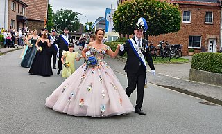 König Andreas und Königin Teresa Vieth begeisterten beim Festumzug durch Großeneder. Die Königin zog mit ihrer prachtvollen Robe alle Blicke auf sich. - Nicole Kuper König Andreas und Königin Teresa Vieth begeisterten beim Festumzug durch Großeneder. Die Königin zog mit ihrer prachtvollen Robe alle Blicke auf sich. - Nicole Kuper