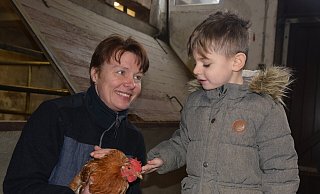 Der fünfjährige Alex besucht die neue Bauernhof-Kita und ist ganz begeistert auch von den Hühnern. Gabriele Coring-Sanker, die mit ihrer Familie eine Nebenerwerbslandwirtschaft auf dem Gelände an der Kaiserstraße betreibt, hatte die Idee für die ungewöhnliche Kita. - Mareike Patock Der fünfjährige Alex besucht die neue Bauernhof-Kita und ist ganz begeistert auch von den Hühnern. Gabriele Coring-Sanker, die mit ihrer Familie eine Nebenerwerbslandwirtschaft auf dem Gelände an der Kaiserstraße betreibt, hatte die Idee für die ungewöhnliche Kita. - Mareike Patock