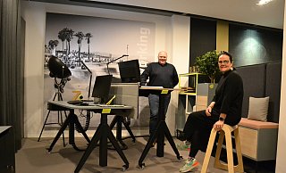 Febrü-Geschäftsführer Christian Stammschroer und Johanna Stücker (Vertriebskommunikation) am höhenverstellbaren Schreibtisch - "das ist mittlerweile Standard" - , der mit Neon-Details punktet. - Susanne Blersch Febrü-Geschäftsführer Christian Stammschroer und Johanna Stücker (Vertriebskommunikation) am höhenverstellbaren Schreibtisch - "das ist mittlerweile Standard" - , der mit Neon-Details punktet. - Susanne Blersch