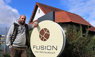 Der Bünder Erkan Yilmaz (41) eröffnet am 13. Oktober sein neues Restaurant "Fusion" in Löhne Mennighüffen. Wer es aber nicht bis dahin aushalten kann, kann auch zu dem "Softopening" am 7. und 8. Oktober kommen. - Anastasia von Fugler Der Bünder Erkan Yilmaz (41) eröffnet am 13. Oktober sein neues Restaurant "Fusion" in Löhne Mennighüffen. Wer es aber nicht bis dahin aushalten kann, kann auch zu dem "Softopening" am 7. und 8. Oktober kommen. - Anastasia von Fugler