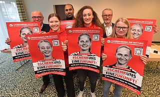 Mit einer Crowdfunding-Kampagne will der FSV Gütersloh um seine Zukunft kämpfen. Geschäftsführer Michael Horstkötter (v.l.), Spielerin Pauline Berning, Chris Punnakkattu Daniel (Strategischer Berater), Spielerin Shpresa Aradini, Sebastian Kmoch (1. Vorsitzender) und Spielerin Anna-Lena Meier werben. - Jens Dünhölter Mit einer Crowdfunding-Kampagne will der FSV Gütersloh um seine Zukunft kämpfen. Geschäftsführer Michael Horstkötter (v.l.), Spielerin Pauline Berning, Chris Punnakkattu Daniel (Strategischer Berater), Spielerin Shpresa Aradini, Sebastian Kmoch (1. Vorsitzender) und Spielerin Anna-Lena Meier werben. - Jens Dünhölter