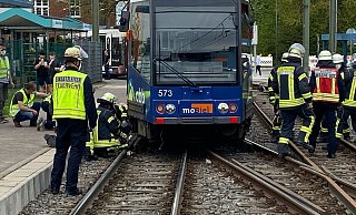Die Stadtbahn auf der Weiche zwischen den Schienen. - Christian Mathiesen Die Stadtbahn auf der Weiche zwischen den Schienen. - Christian Mathiesen