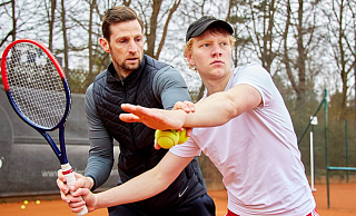 Der Hamburger Bruno Alexander spielt den jungen Boris Becker. Für die Produktion des RTL-Films "Der Spieler" bereitet sich der 22-Jährige bereits seit einigen Monaten mit Tennistrainer Christoph Radecke (37, links) aus Hamburg intensiv vor. - Morris Mac Matzen/TVNOW/obs Der Hamburger Bruno Alexander spielt den jungen Boris Becker. Für die Produktion des RTL-Films "Der Spieler" bereitet sich der 22-Jährige bereits seit einigen Monaten mit Tennistrainer Christoph Radecke (37, links) aus Hamburg intensiv vor. - Morris Mac Matzen/TVNOW/obs