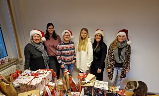 Bescherung bei "Paket mit Herz" bei der Parisozial in Lübbecke: Nadine Wiegandt (v. l., Teamleitung), Lisa Noll, Ines Thielking, Luisa Herde, Nina Schwengel, Daria Möller und Therapiehündin Marley. - Parisozial Minden-Lübbecke/Herford gGmbH Bescherung bei "Paket mit Herz" bei der Parisozial in Lübbecke: Nadine Wiegandt (v. l., Teamleitung), Lisa Noll, Ines Thielking, Luisa Herde, Nina Schwengel, Daria Möller und Therapiehündin Marley. - Parisozial Minden-Lübbecke/Herford gGmbH