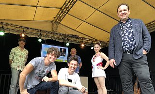Das Diabolo-Duo Max (vorne v. l.) und Benno sowie (stehend v. l.) Tony Kaltenberg, Carsten Hormes, Rosalie Held und Matthias Brodowy. - Carmen Behrens Das Diabolo-Duo Max (vorne v. l.) und Benno sowie (stehend v. l.) Tony Kaltenberg, Carsten Hormes, Rosalie Held und Matthias Brodowy. - Carmen Behrens