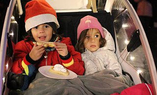 Ben Gieselmann (5) lässt sich die frische Waffel schmecken, während seine Schwester Sophie (3) die geschmückten Weihnachtsbäume und Hütten bestaunt. - Claus Frickemeier Ben Gieselmann (5) lässt sich die frische Waffel schmecken, während seine Schwester Sophie (3) die geschmückten Weihnachtsbäume und Hütten bestaunt. - Claus Frickemeier