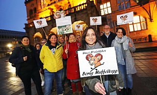 Setzten ein Zeichen: Diese Demonstranten am Dienstag vor dem Rathaus. - Sarah Jonek Setzten ein Zeichen: Diese Demonstranten am Dienstag vor dem Rathaus. - Sarah Jonek