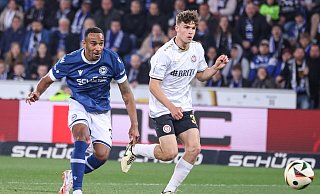 Noah Sarenren Bazee (l.) erhöht für Arminia Bielefeld gegen den SV Wehen Wiesbaden auf 3:1. - Oliver Krato Noah Sarenren Bazee (l.) erhöht für Arminia Bielefeld gegen den SV Wehen Wiesbaden auf 3:1. - Oliver Krato