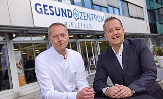 Der Geschäftsführer des neuen Bielefelder Gesundheitszentrum am Südring, Ilja Skora (l.), und Markus Wendler, Geschäftsführer der Firma PVM, unter dessen Dach das Zentrum eröffnet, hoffen auf viele Besucher - nicht nur beim Tag der offenen Tür. - Barbara Franke Der Geschäftsführer des neuen Bielefelder Gesundheitszentrum am Südring, Ilja Skora (l.), und Markus Wendler, Geschäftsführer der Firma PVM, unter dessen Dach das Zentrum eröffnet, hoffen auf viele Besucher - nicht nur beim Tag der offenen Tür. - Barbara Franke