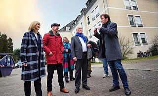 Ingo Nürnberger (2 v.l.) und Pit Clausen (3. v.l.) lassen sich von Sabine Kubitza und Oliver Klingelberg von der BGW erklären, was in den nächsten Jahren im Zedern-Quartier passieren wird. - Barbara Franke Ingo Nürnberger (2 v.l.) und Pit Clausen (3. v.l.) lassen sich von Sabine Kubitza und Oliver Klingelberg von der BGW erklären, was in den nächsten Jahren im Zedern-Quartier passieren wird. - Barbara Franke