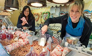 Der Preise auf der Kirmes: Moderat erhöht, sagen Nicole Röleke (l.) und Larissa Bödefeld. Sie verkaufen die 100-Gramm-Mandeltüte für vier Euro. - Dieter Scholz Der Preise auf der Kirmes: Moderat erhöht, sagen Nicole Röleke (l.) und Larissa Bödefeld. Sie verkaufen die 100-Gramm-Mandeltüte für vier Euro. - Dieter Scholz