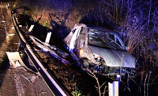 Der Ford Fiesta überschlug sich zweimal an der Osningstraße, bevor der Wagen im Straßengraben liegenblieb. Foto: Polizei - Polizei Der Ford Fiesta überschlug sich zweimal an der Osningstraße, bevor der Wagen im Straßengraben liegenblieb. Foto: Polizei - Polizei