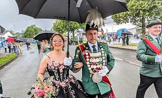 Auch im strömenden Regen behält das Königspaar Mark und Verena Heinemann seine strahlende Ausdruckskraft. - Burkhard Battran Auch im strömenden Regen behält das Königspaar Mark und Verena Heinemann seine strahlende Ausdruckskraft. - Burkhard Battran
