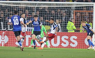 Arminia Bielefelds Verteidigung um Maximilian Großer (Mitte) stand gegen den Hamburger SV sehr kompakt. - Oliver Krato Arminia Bielefelds Verteidigung um Maximilian Großer (Mitte) stand gegen den Hamburger SV sehr kompakt. - Oliver Krato