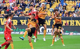 Gerrit Gohlke (Mitte) und Arminia Bielefeld unterliegen Dynamo Dresden zum Auftakt in die 3. Liga. - Oliver Krato Gerrit Gohlke (Mitte) und Arminia Bielefeld unterliegen Dynamo Dresden zum Auftakt in die 3. Liga. - Oliver Krato