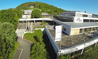 Schulkomplex in Beverungen: Vorne liegt das Gymnasium Beverungen, im Hintergrund ist die Sekundarschule Beverungen zu sehen. - Gymnasium Schulkomplex in Beverungen: Vorne liegt das Gymnasium Beverungen, im Hintergrund ist die Sekundarschule Beverungen zu sehen. - Gymnasium