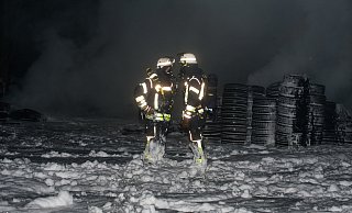Großer Einsatz: Feuerwehrleute bei den Löscharbeiten an der Fabrikstraße. Sie gingen mit Schwerschaum gegen die Flammen vor. - Christian Mathiesen Großer Einsatz: Feuerwehrleute bei den Löscharbeiten an der Fabrikstraße. Sie gingen mit Schwerschaum gegen die Flammen vor. - Christian Mathiesen