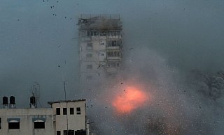 Rauch und Flammen steigen auf, nachdem israelische Streitkräfte ein Hochhaus in Gaza-Stadt angegriffen haben. - Ali Hamad/APA Images via ZUMA Press Wire/dpa Rauch und Flammen steigen auf, nachdem israelische Streitkräfte ein Hochhaus in Gaza-Stadt angegriffen haben. - Ali Hamad/APA Images via ZUMA Press Wire/dpa