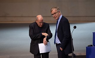 Gregor Gysi und Dietmar Bartsch sorgen sich um die Linke - und fordern einen Neuanfang ihrer Partei. (Archivbild) - Kilian Genius/dpa Gregor Gysi und Dietmar Bartsch sorgen sich um die Linke - und fordern einen Neuanfang ihrer Partei. (Archivbild) - Kilian Genius/dpa