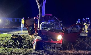 Das Fahrzeug war mit der Beifahrerseite gegen den Baum geprallt. - FFW Borgentreich Das Fahrzeug war mit der Beifahrerseite gegen den Baum geprallt. - FFW Borgentreich