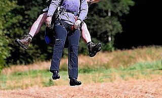 NW-Volontärin Jessica Kleinehelftewes (vorn) und ihr Begleiter Frank Fährenkämper setzen sanft zur Landung an. - FOTO:TYLER LARKIN NW-Volontärin Jessica Kleinehelftewes (vorn) und ihr Begleiter Frank Fährenkämper setzen sanft zur Landung an. - FOTO:TYLER LARKIN