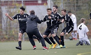 Nach dem Treffer von Kubilay Arayan (l.) gab es für Verls Trainer Björn Hollenberg kein Halten mehr. Mit ihm gratulierten Markus Baum, Fatih Tekke und Deniz Aygün (v.r.). - FOTO: HENRIK MARTINSCHLEDDE Nach dem Treffer von Kubilay Arayan (l.) gab es für Verls Trainer Björn Hollenberg kein Halten mehr. Mit ihm gratulierten Markus Baum, Fatih Tekke und Deniz Aygün (v.r.). - FOTO: HENRIK MARTINSCHLEDDE