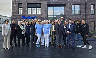 Ibrahim Kus (sechster von links) und Familie im Kreise aller ihrer neuen Mieter und Mieterinnen, die sich der Gesundheit verschrieben haben. ?Fotos: Silke Derkum-HomburgNeues Ärztehaus an der Engerstraße 39alle Mieter und Ibrahim Kus - Silke Derkum-Homburg Ibrahim Kus (sechster von links) und Familie im Kreise aller ihrer neuen Mieter und Mieterinnen, die sich der Gesundheit verschrieben haben. ?Fotos: Silke Derkum-HomburgNeues Ärztehaus an der Engerstraße 39alle Mieter und Ibrahim Kus - Silke Derkum-Homburg