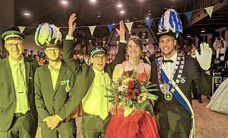 Der Beigeordneter Andreas Niggemeyer, der alte Stadtkönig Daniel Otto und Bürgermeister Tobias Scherf gratulieren dem neuen Stadtkönigspaar Carolin und Magnus Berlage aus Hohenwepel. - Burkhard Battran Der Beigeordneter Andreas Niggemeyer, der alte Stadtkönig Daniel Otto und Bürgermeister Tobias Scherf gratulieren dem neuen Stadtkönigspaar Carolin und Magnus Berlage aus Hohenwepel. - Burkhard Battran