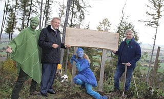 "Bäume fürs Leben": Zusammen mit dem Initiator der Aktion, Paul Gauselmann, freuen sich Herr Wald (Markus Bölling), Frau Wasser (Wibke Wackermann) und Heiner Raupsch (r.) über die beispielgebende Initiative des heimischen Unternehmers. - Klaus Frensing "Bäume fürs Leben": Zusammen mit dem Initiator der Aktion, Paul Gauselmann, freuen sich Herr Wald (Markus Bölling), Frau Wasser (Wibke Wackermann) und Heiner Raupsch (r.) über die beispielgebende Initiative des heimischen Unternehmers. - Klaus Frensing