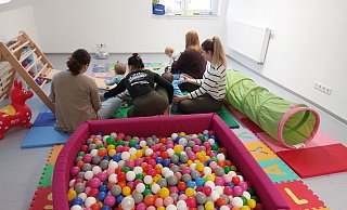 Bällebad und Rutsche: Im Krabbelzimmer finden auch die jüngsten Scherfederinnen und Scherfeder im Dorfgemeinschaftshaus ihren Platz. - Dieter Scholz Bällebad und Rutsche: Im Krabbelzimmer finden auch die jüngsten Scherfederinnen und Scherfeder im Dorfgemeinschaftshaus ihren Platz. - Dieter Scholz