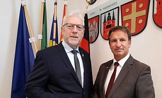 Wenig gute Zahlen: Kreiskämmerer Gerhard Handermann und Landrat Michael Stickeln präsentierten ihren Haushaltsplan für den Kreis Höxter. - David Schellenberg Wenig gute Zahlen: Kreiskämmerer Gerhard Handermann und Landrat Michael Stickeln präsentierten ihren Haushaltsplan für den Kreis Höxter. - David Schellenberg